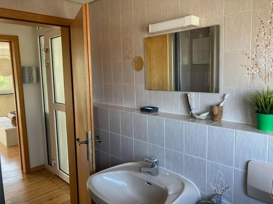 Sonnige Etagen-Wohnung, Alleinige Nutzung, Wasserbett Neunkirchen  Kültér fotó